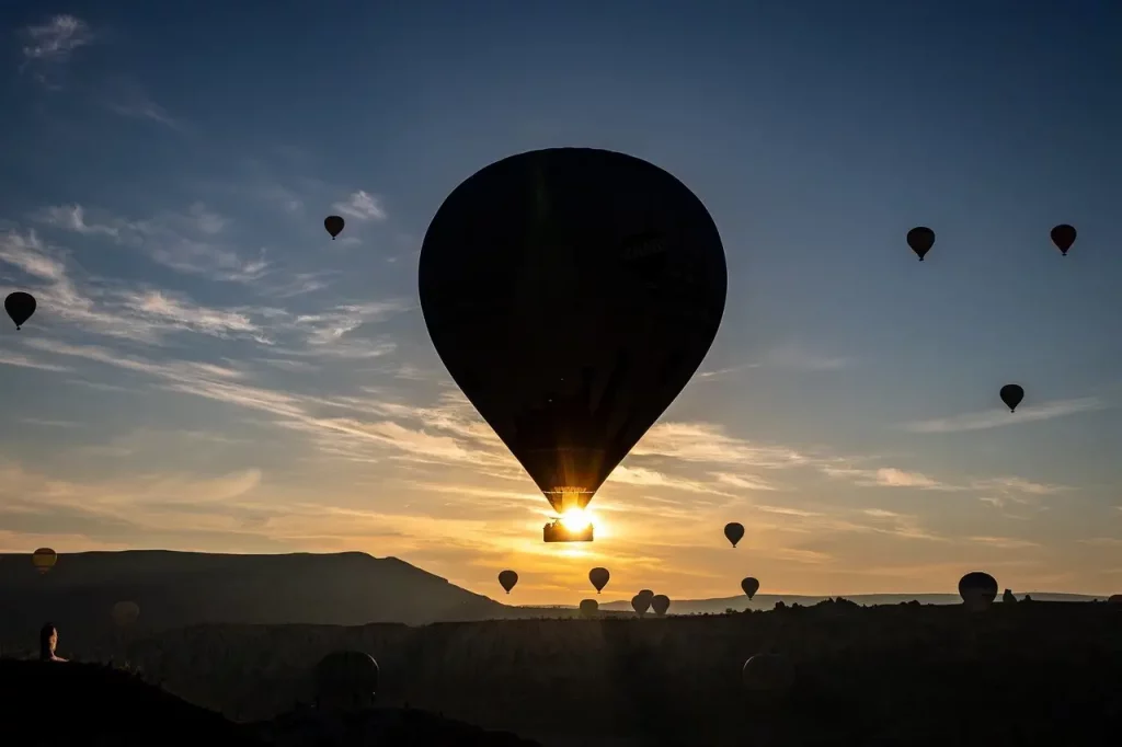 Montgolfiere prenant son envol dans le ciel marocain 1