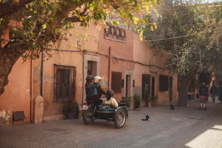 visiter les trésors cachés de Guéliz en sidecar